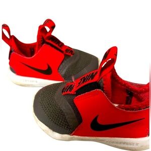 Nike Unisex Little Kids Flex Runner Sneakers in size 5c runs small